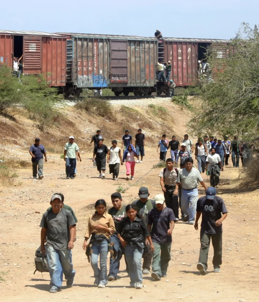 08-Emigrantes-caminado-al-lado-del-tren Abusos y explotación